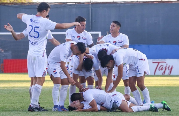 Nacional gana y no suelta la punta