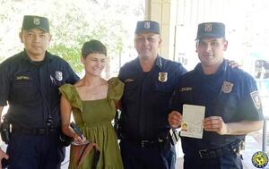 Policías devuelven documentos y dinero extraviados por alemana en Parque Ñu Guasu •
