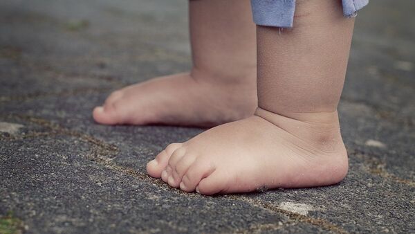 Recomiendan no poner zapatos a los bebés