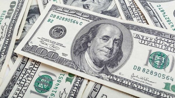 Bancos seguirán rechazando billetes de dólares arrugados o manchados