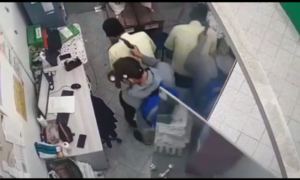 (VIDEO). Desesperante la cantidad de asaltos ápe ha pepe: Motochorros se llevan un dineral de un supermercado