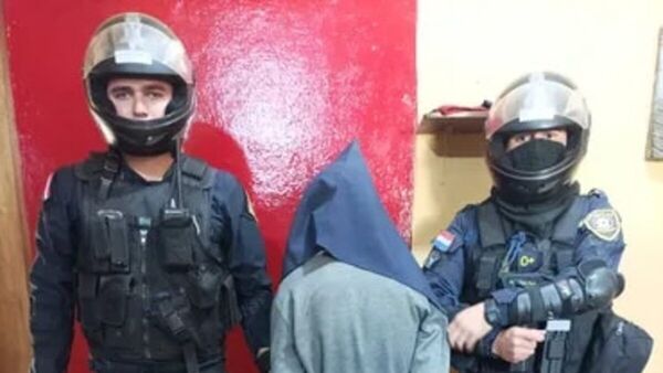 Limpiavidrios clavó en la mano a un policía