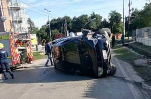 Crónica / "Tragó" una curva, fue a chocar y su auto quedó con las ruedas al aire