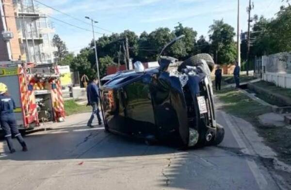 Crónica / "Tragó" una curva, fue a chocar y su auto quedó con las ruedas al aire