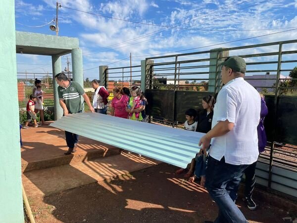 Diputado donó chapas de zinc para construcción de un comedor de una iglesia - Radio Imperio