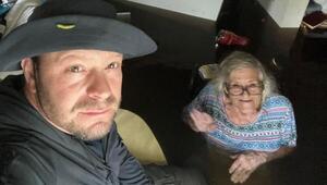 El hombre que nadó media milla durante el huracán Ian para rescatar a su madre de 84 años