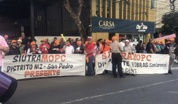 Diario HOY | Funcionarios se manifiestan frente al MOPC en reclamo a reajuste salarial y seguro médico