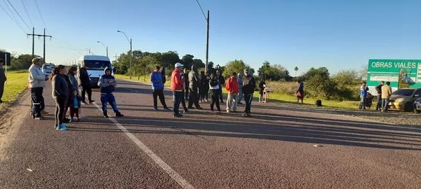 Isleños se manifiestan para reclamar agua potable y empedrado en Ayolas - Nacionales - ABC Color