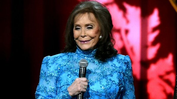 Muere Loretta Lynn, reina de la música country y ganadora del Grammy, a los 90 años