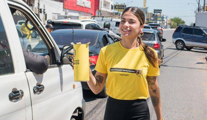 Crónica / Reinas de belleza recolectaron moneditas para los Bomberos