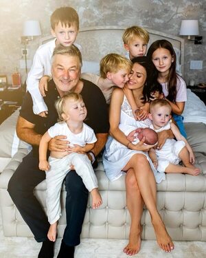 Alec Balwin y su esposa posan por primera vez con sus siete hijos - Gente - ABC Color