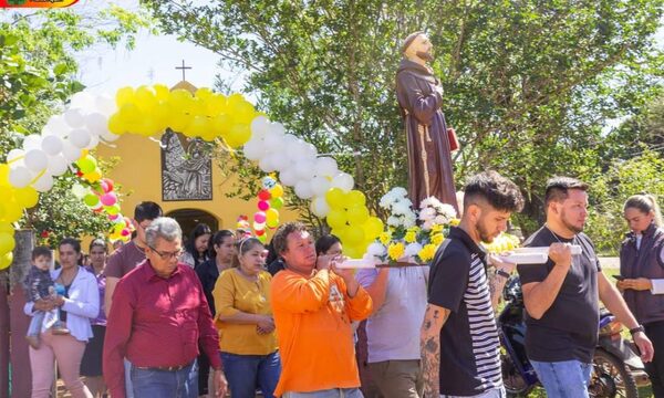 Fiesta religiosa en honor a San Francisco de Asis 