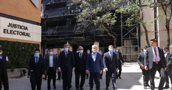 La Nación / Fugaz paso de Mario Abdo Benítez por la zona siniestrada del TSJE