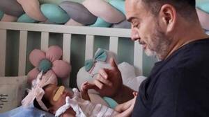Crónica / Carlos Troche presentó a su beba y contó que nació prematura anga