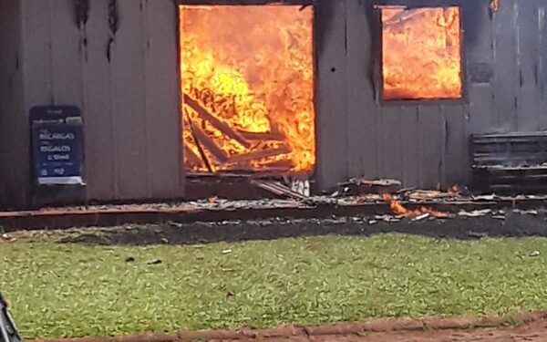 Casa comercial se incendia
