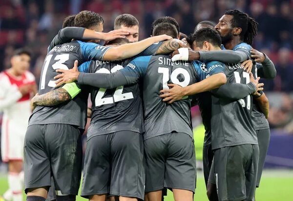El Nápoles acribilla en casa del Ajax y es más líder - Fútbol Internacional - ABC Color