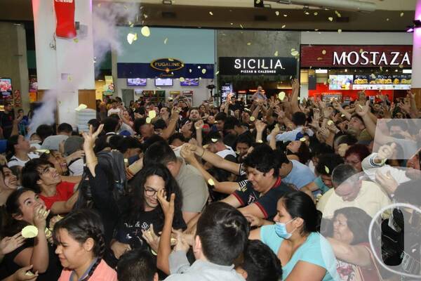 Crónica / Don Vito hizo "llover" empanadas y regaló sonrisas a un montón de personas