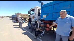 Volqueteros de Ñeembucú van a paro por falta de pago y responsabilizan al MOPC - ADN Digital