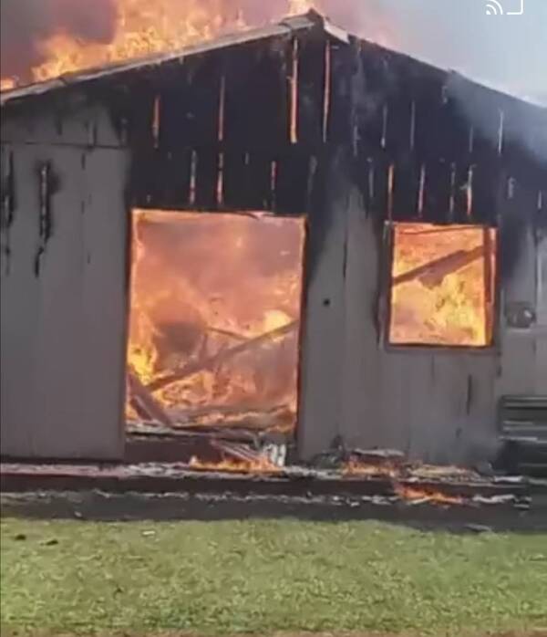 Crónica / [VÍDEO] Voraz incendio consumió totalmente una casita de madera