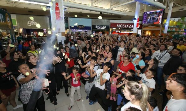 ¡Que ricura! En el shopping Mariano llovió empanadas en la tarde de este martes