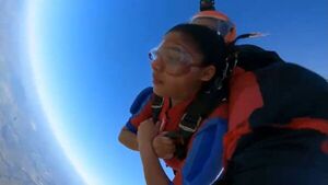 "¡El mejor cumple!", dijo quinceañera que saltó en paracaídas