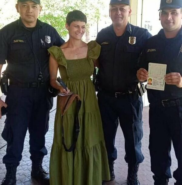 Polis encuentran dinero y documentos de una extrajera y se la devuelven