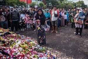 La policía indonesia en el punto de mira tras estampida que dejó 131 muertos - Fútbol Internacional - ABC Color