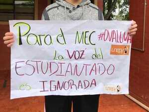 Estudiantes entregarán firmas para exigir inclusión de libros de texto en el kit escolar | 1000 Noticias