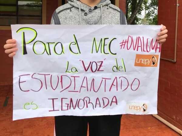 Estudiantes entregarán firmas para exigir inclusión de libros de texto en el kit escolar | 1000 Noticias