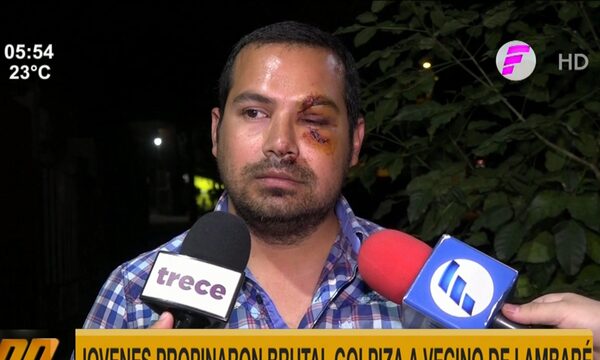 ¡Terrible! Jóvenes golpearon brutalmente a bombero en Lambaré | Telefuturo