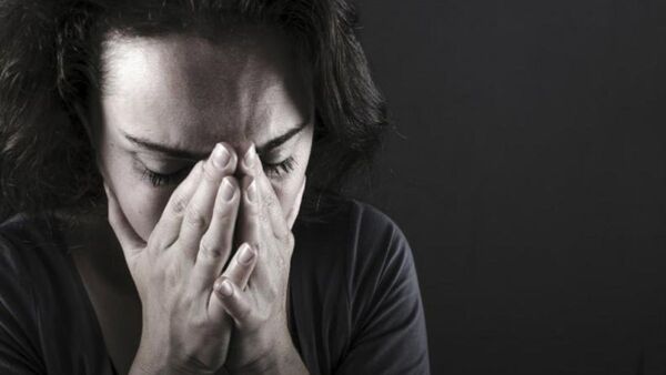 Se negó a besar a su ex y él la atacó a mordidas