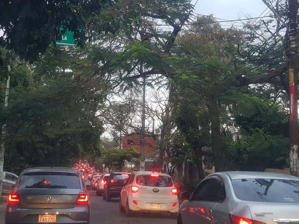 Diario HOY | Caótico tráfico vehicular: PMT pide salir más temprano y optar por vías alternativas