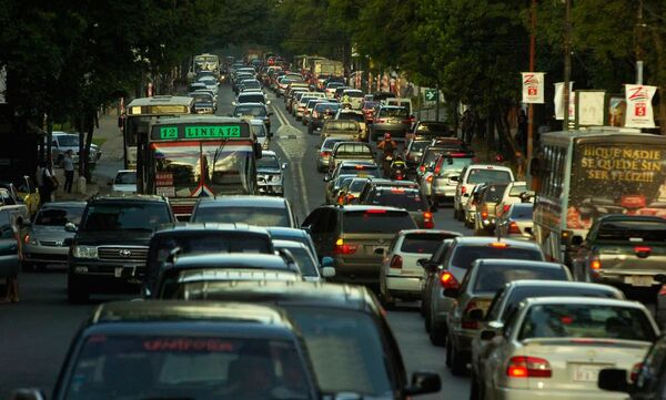 Desastre vehicular por cierre de Costanera