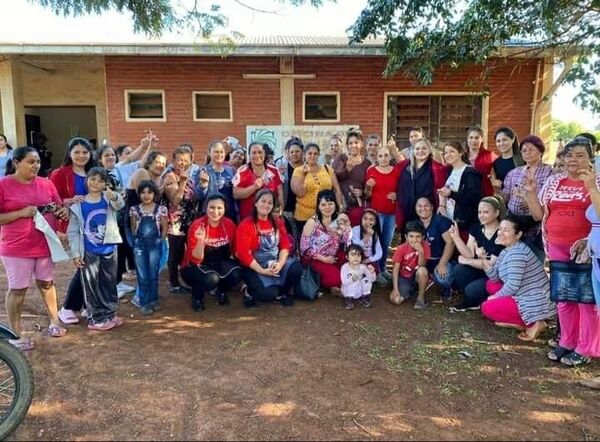 Erika Silvero ofreció cursos a mujeres de Arroyo Porá