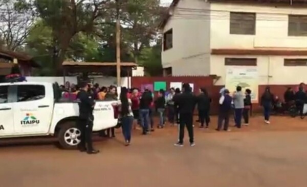 Padres exigen destitución de directora del km 10 Acaray