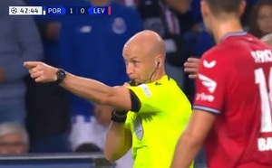 Insólito: VAR anula gol por penal y disparo es tapado - La Prensa Futbolera