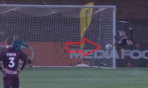 Impresionante penal acrobático en liga amateur - La Prensa Futbolera
