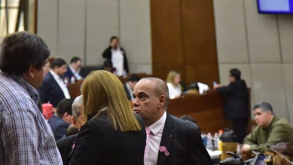 Diputados aprueban destitución de gobernador de Guairá