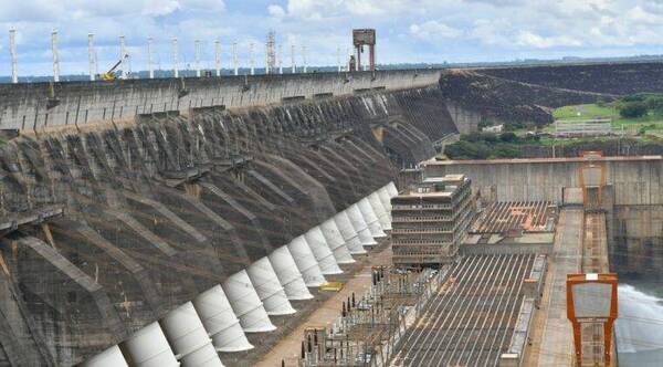 Crónica / Marito les dijo pejú lune a ex obreros de Itaipú que querían cobrar platal