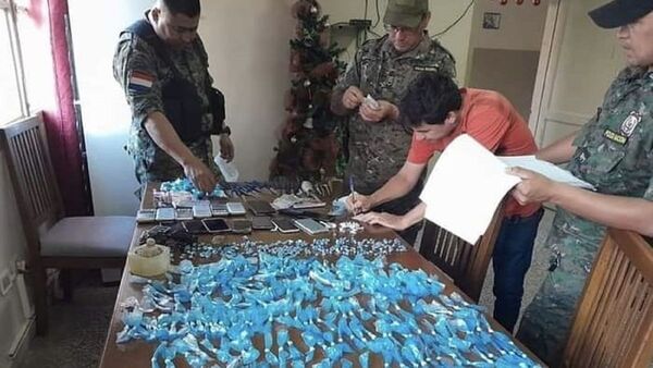 Hallan drogas, dinero, celulares y armas blancas en requisa