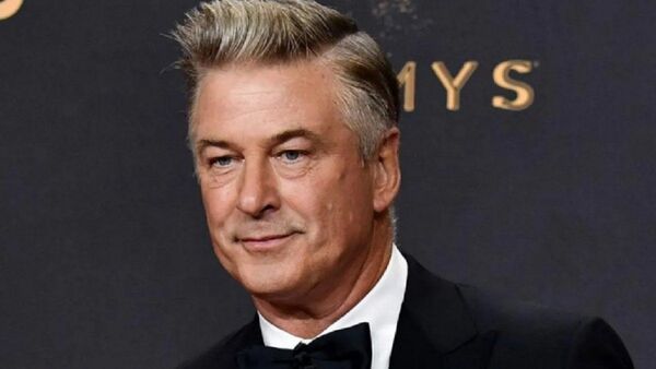 Alec Baldwin y familia de directora fallecida acuerdan continuar rodaje