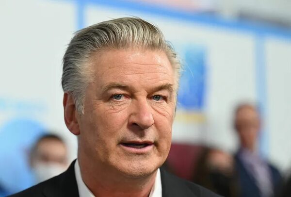 Alec Baldwin anuncia acuerdo con la familia de Halyna Hutchins, fallecida en el set de “Rust” - Cine y TV - ABC Color