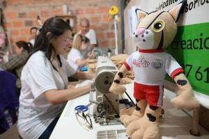 Furor por Tiríka: artesanos crean 100 peluches por día ante inédita demanda