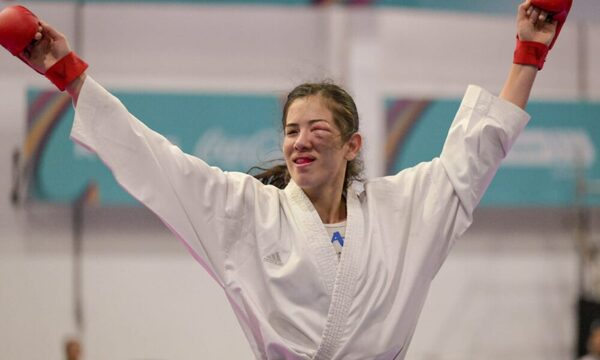 Le costó el rostro pero pasó: Karateka paraguaya  a la final en busca del oro