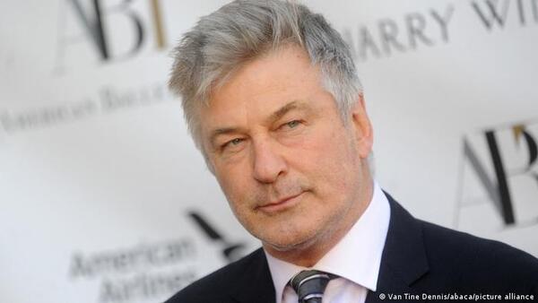 Alec Baldwin anuncia acuerdo con la familia de mujer muerta en el plató de "Rust"