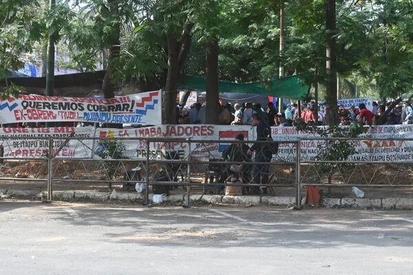 Exobreros de Itaipú disconformes con el veto total del Ejecutivo al proyecto de ley que plantea millonaria compensación económica - Periodísticamente - ABC Color