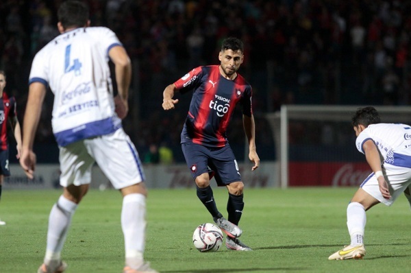 Cerro triunfa y sigue firme en la punta