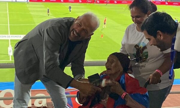¡Ambeña! Abuelita festejó su 101 cumpleaños conociendo la Nueva Olla para alentar a su club