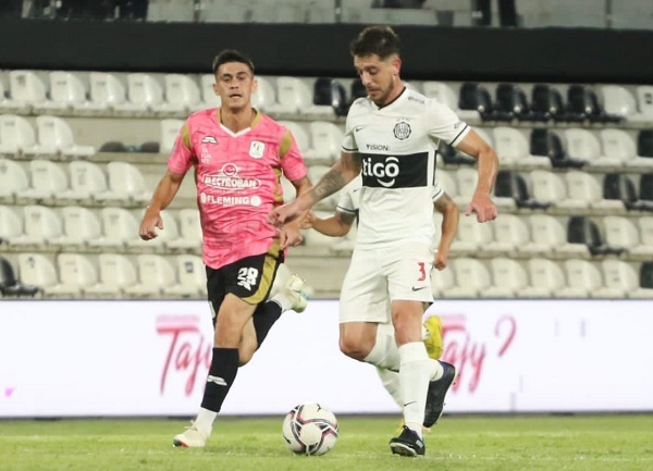 Olimpia gana y se mantiene al acecho - Paraguaype.com