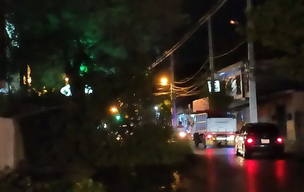 Fuerte temporal causa destrozos y deja sin luz a varias zonas de Central - Noticiero Paraguay